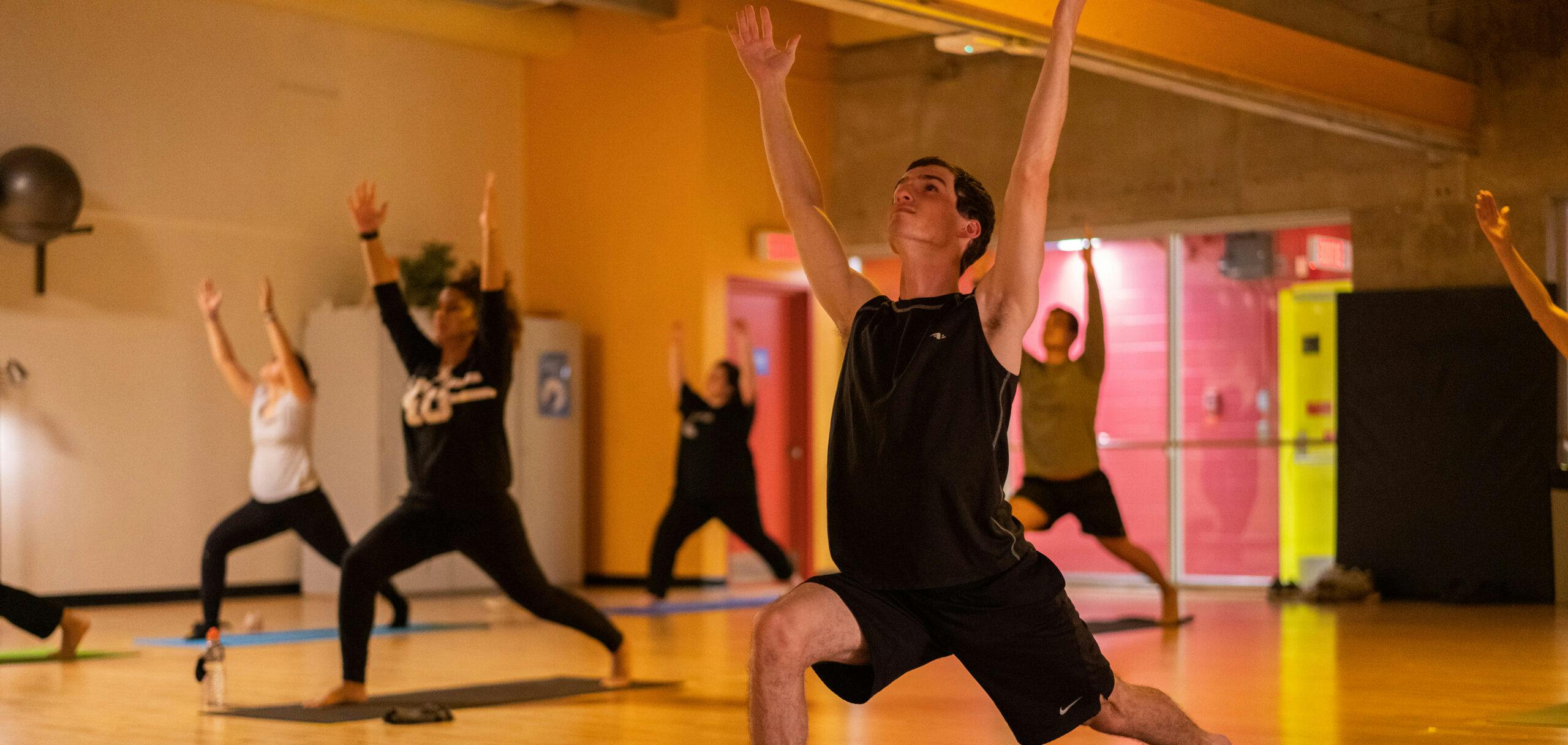 Acro yoga | Cours Yoga et mieux-être - CEPSUM