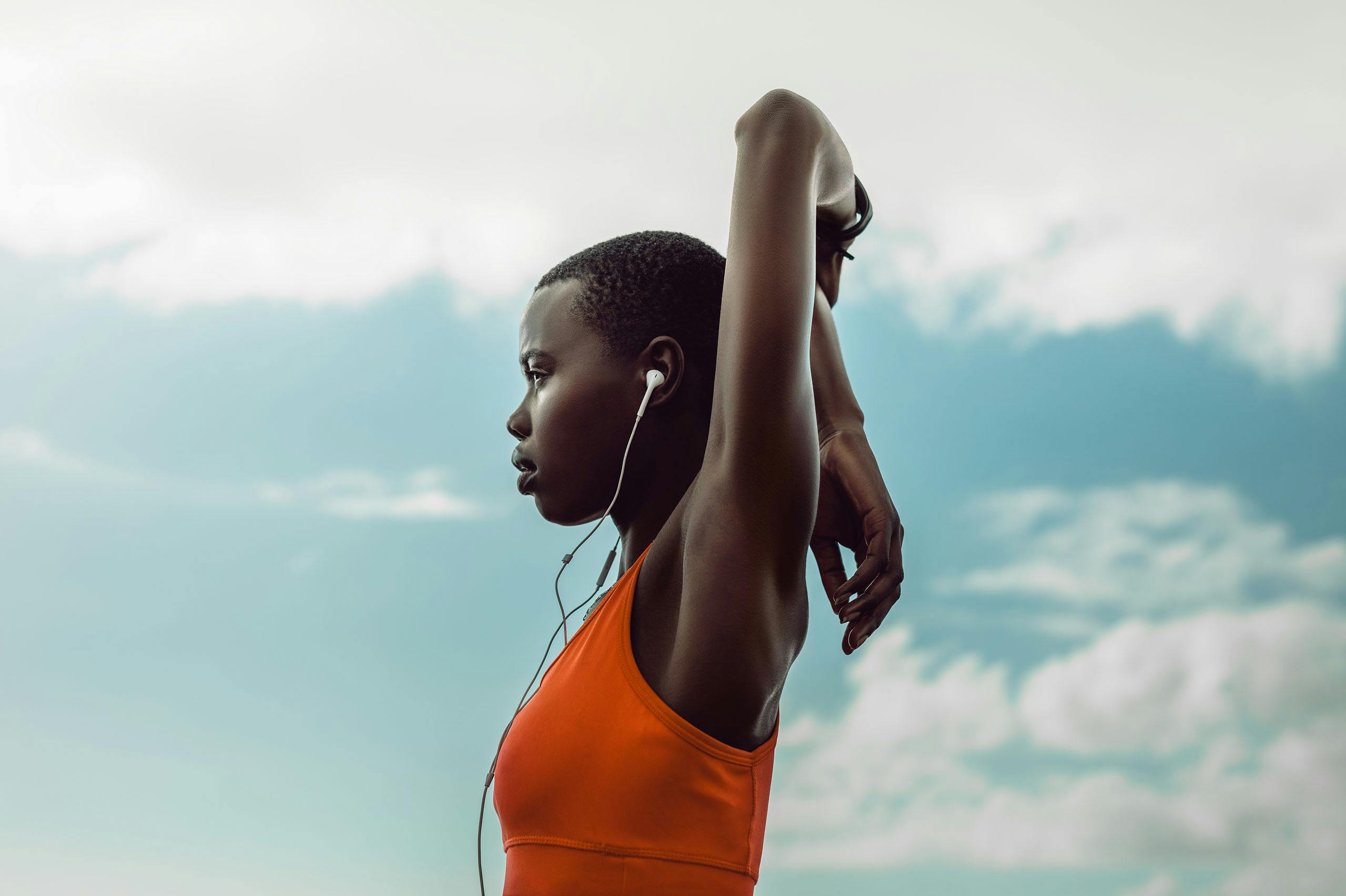 Une femme s'étire avant de commencer son exercice.