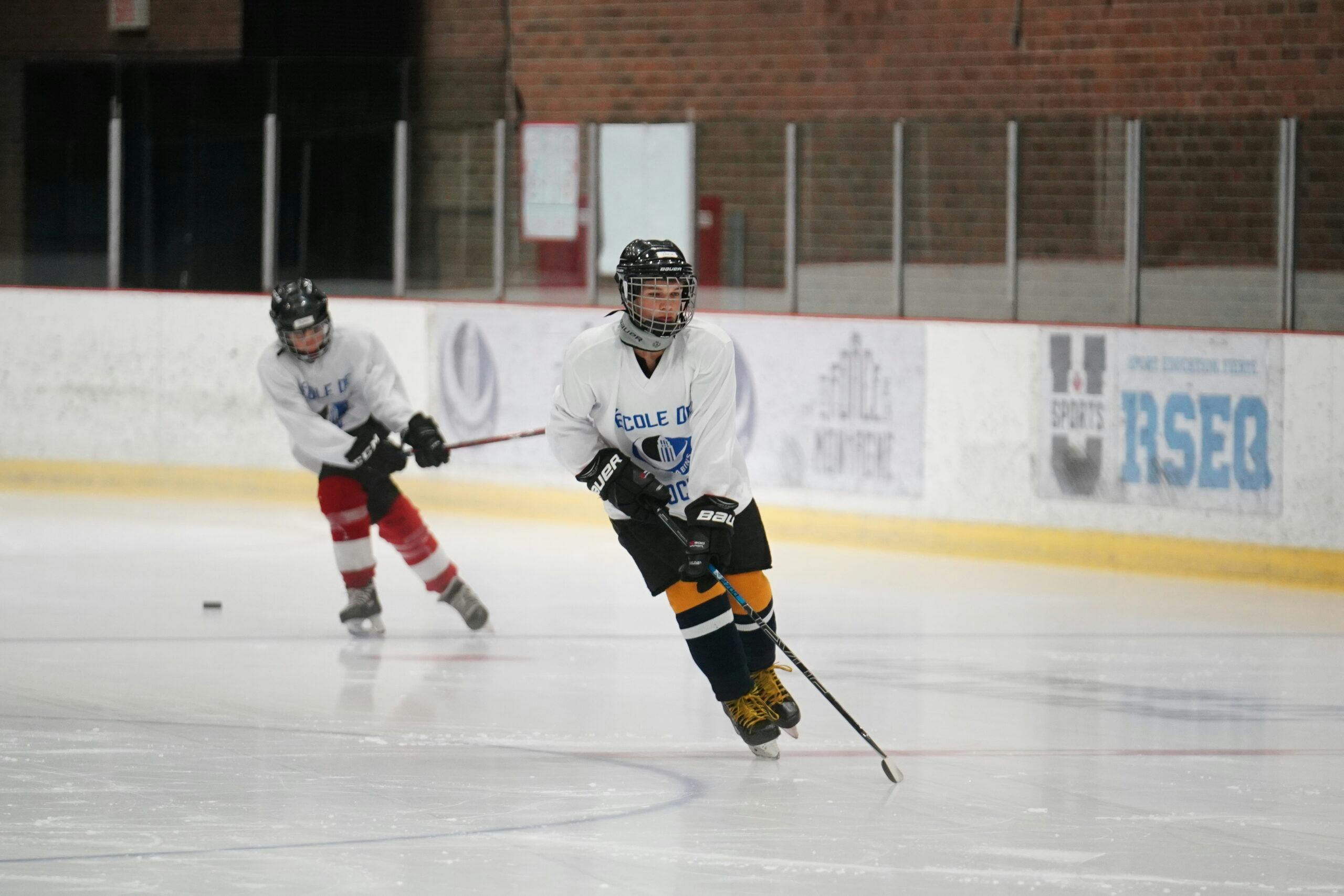 École Carabins de hockey sur glace 11 à 14 ans | Camps de jour du CEPSUM