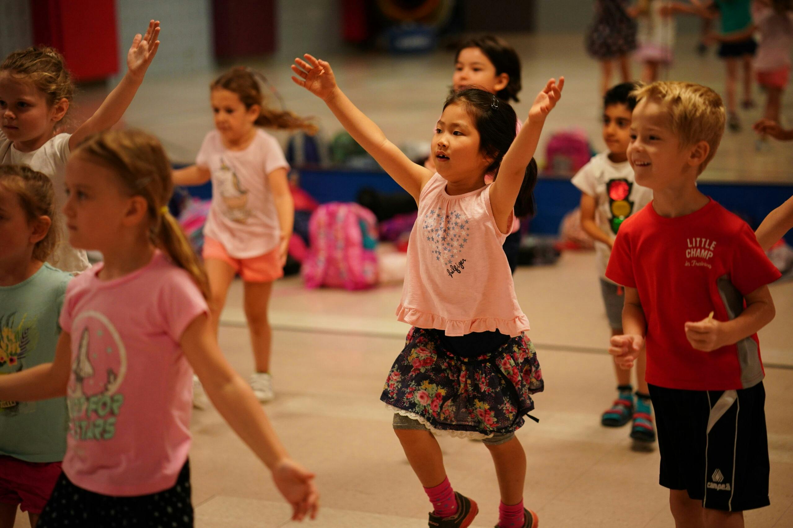 Jeune fille âgée de 6 ans / 6 ans enfant / Enfants / Enfants / danse pour  enfants sur l